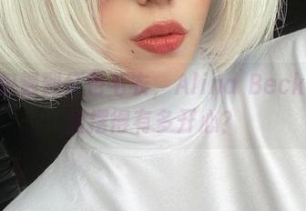 当图包遇到红色毛衣，Alina Becker是显摆得有多开心？